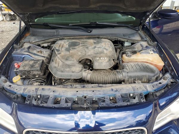 2017 CHRYSLER 300 Limited — Engine bay