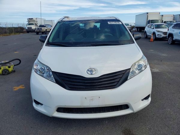 2014 TOYOTA SIENNA
