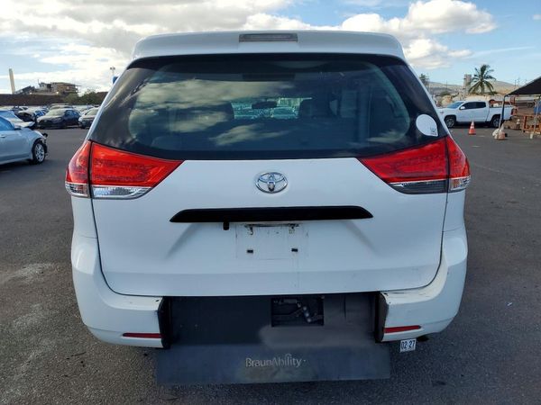 2014 TOYOTA SIENNA