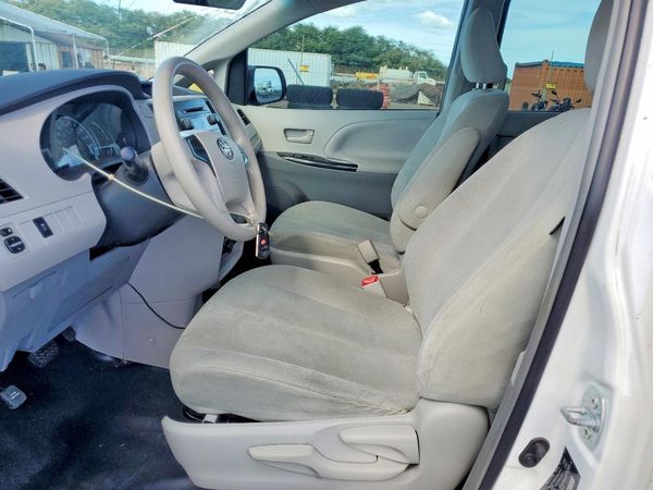 2014 TOYOTA SIENNA