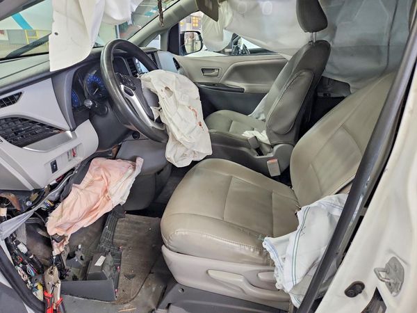 2020 TOYOTA SIENNA D grade — DENT