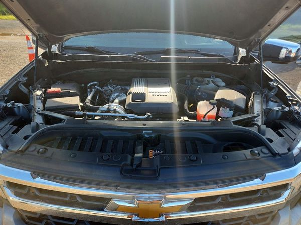 2025 CHEVROLET SILVERADO LT — Engine bay
