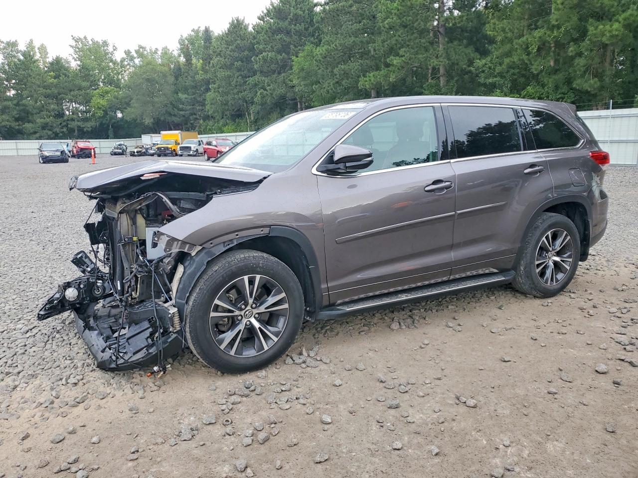 2017 TOYOTA HIGHLANDER LE/LE Plus — Front 3/4