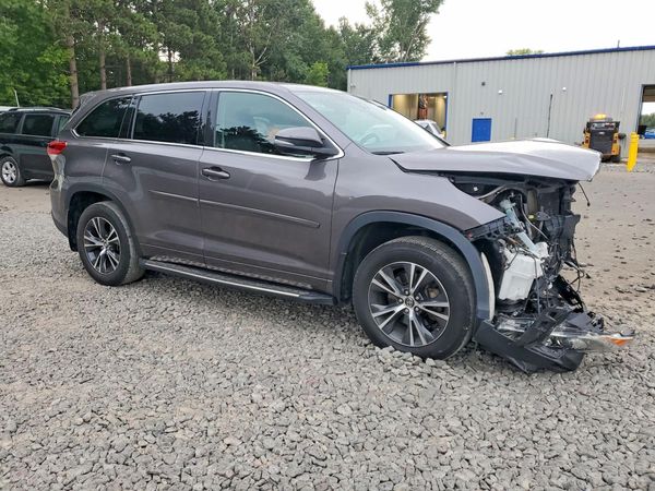 2017 TOYOTA HIGHLANDER LE/LE Plus — Passenger 3/4
