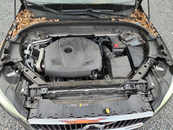 2021 VOLVO XC60 Inscription — Engine bay