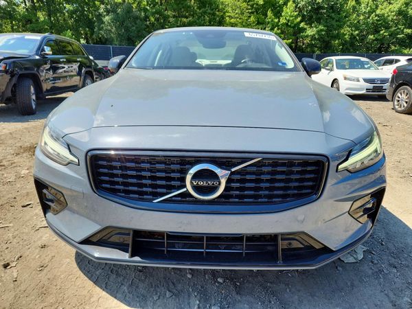 2022 VOLVO S60