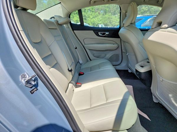2022 VOLVO S60
