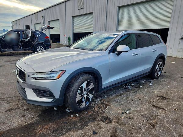 2025 VOLVO V60