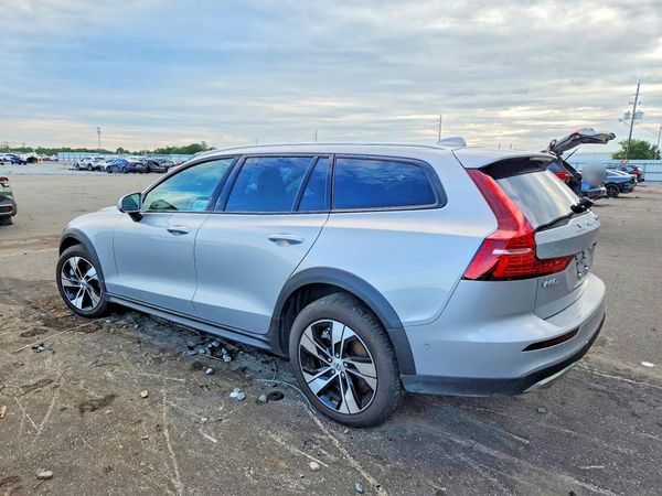 2025 VOLVO V60