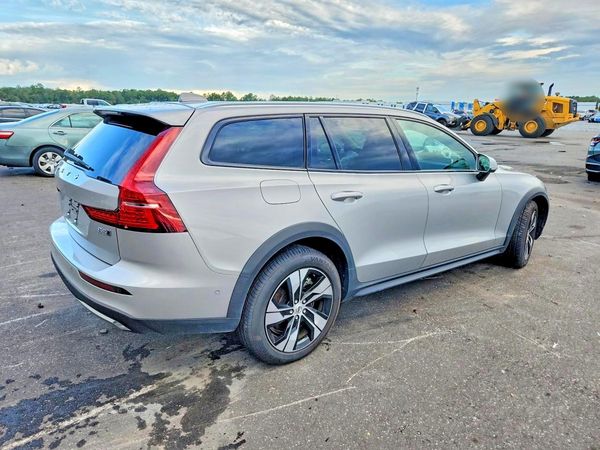 2025 VOLVO V60