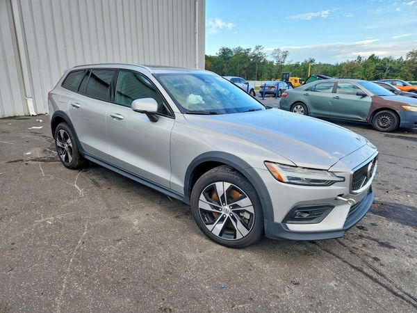 2025 VOLVO V60