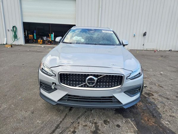 2025 VOLVO V60