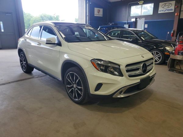 2017 MERCEDES-BENZ GLA GLA250 — Passenger 3/4