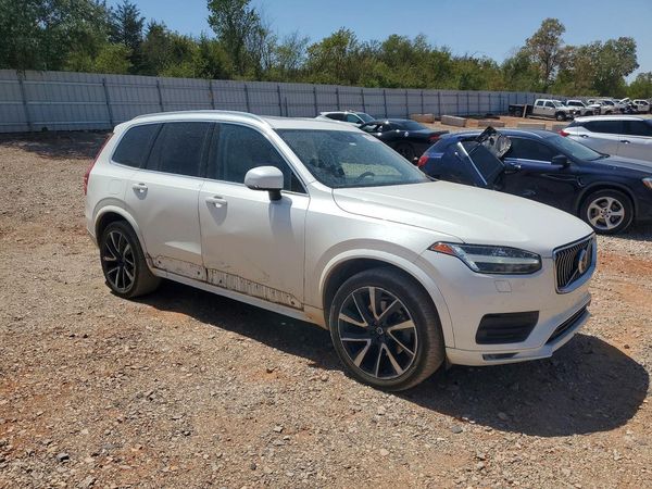 2020 VOLVO XC90 Momentum