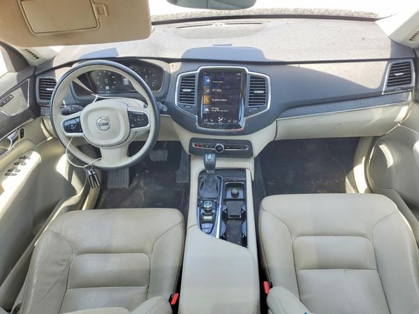 2020 VOLVO XC90 Momentum