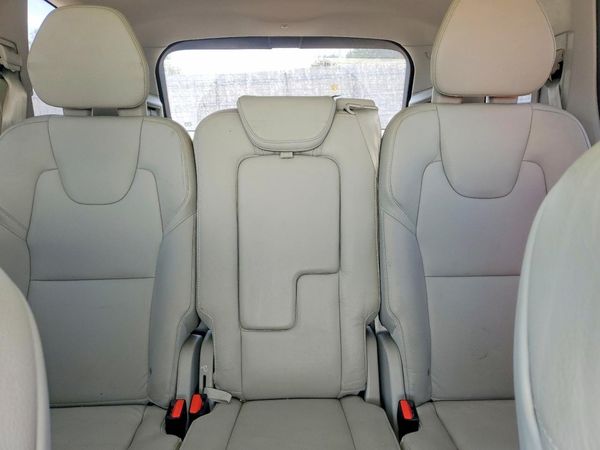 2020 VOLVO XC90 Momentum