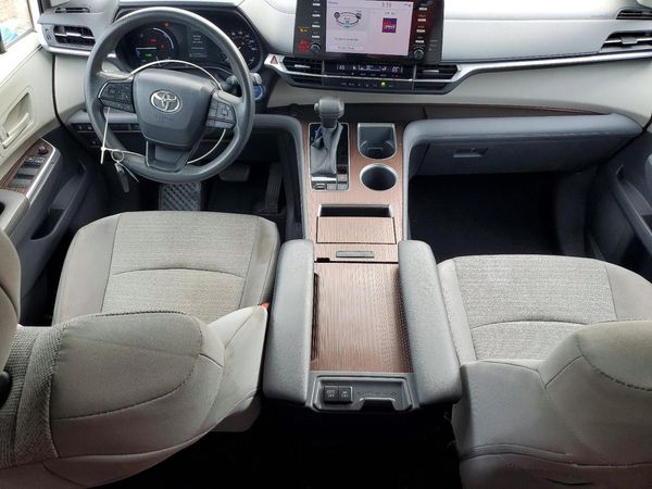 2022 TOYOTA SIENNA LE