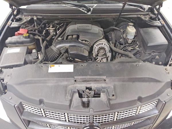 2012 CADILLAC ESCALADE ESV Premium — Engine bay