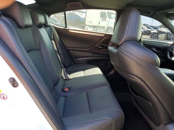 2019 LEXUS ES