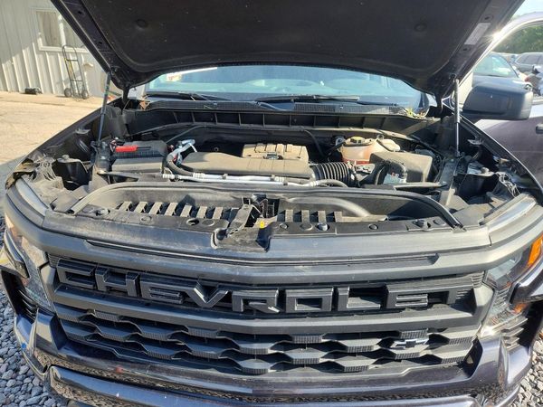 2023 CHEVROLET SILVERADO Custom — Engine bay