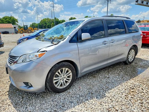 2014 TOYOTA SIENNA