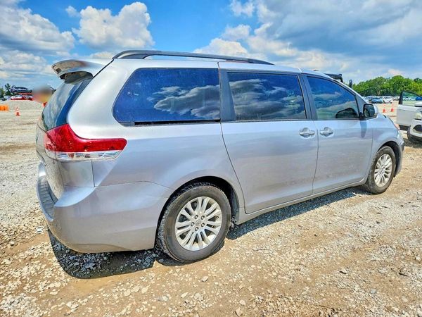 2014 TOYOTA SIENNA