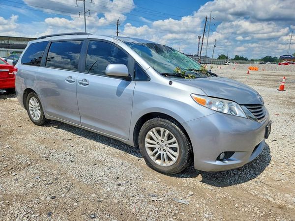 2014 TOYOTA SIENNA