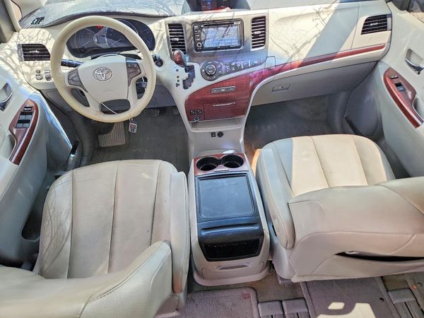 2014 TOYOTA SIENNA