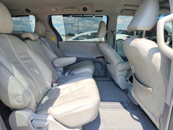 2014 TOYOTA SIENNA