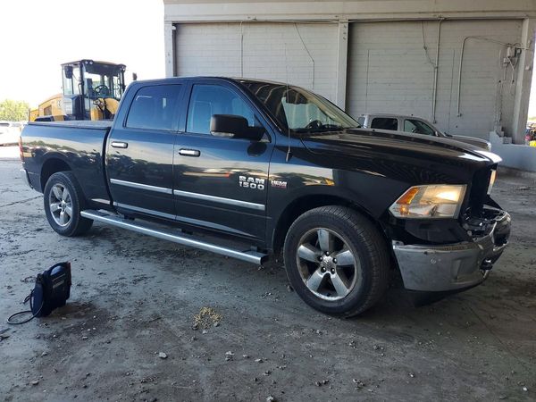 2017 RAM 1500 SLT CREW CAB 4X4