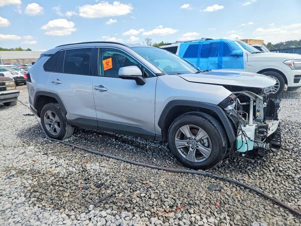 2024 TOYOTA RAV4 XLE — Passenger 3/4