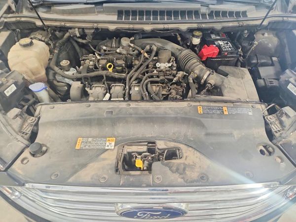 2019 FORD EDGE Titanium — Engine bay