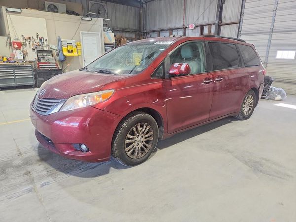 2016 TOYOTA SIENNA