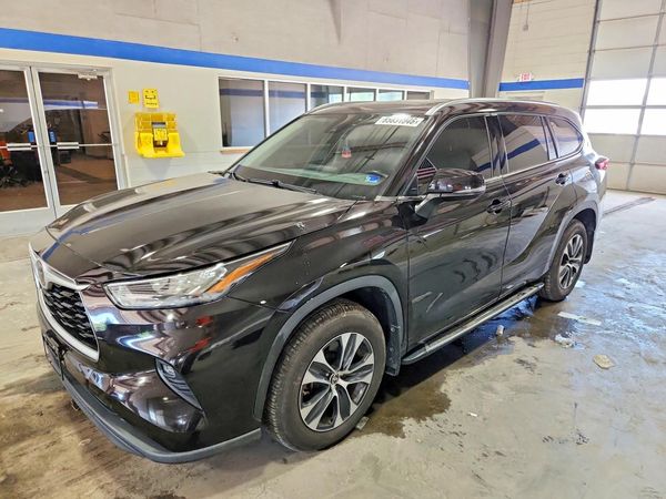 2020 TOYOTA HIGHLANDER XLE — Front 3/4