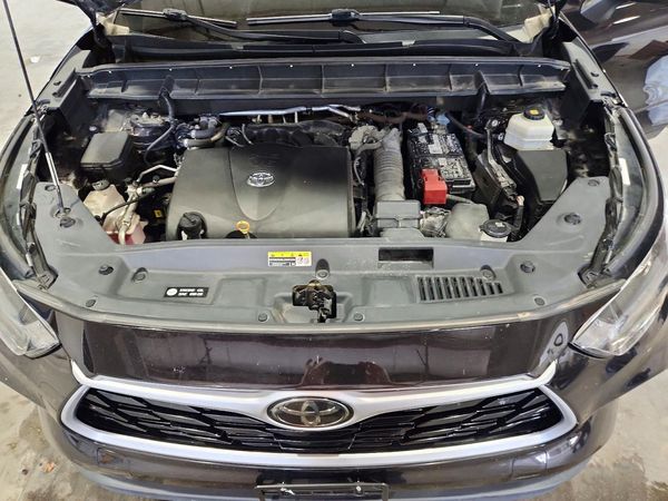 2020 TOYOTA HIGHLANDER XLE — Engine bay