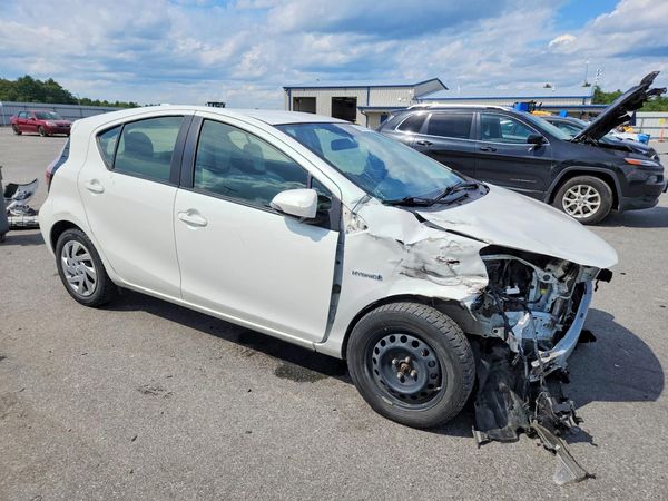 2015 TOYOTA PRIUS C ON — Passenger 3/4