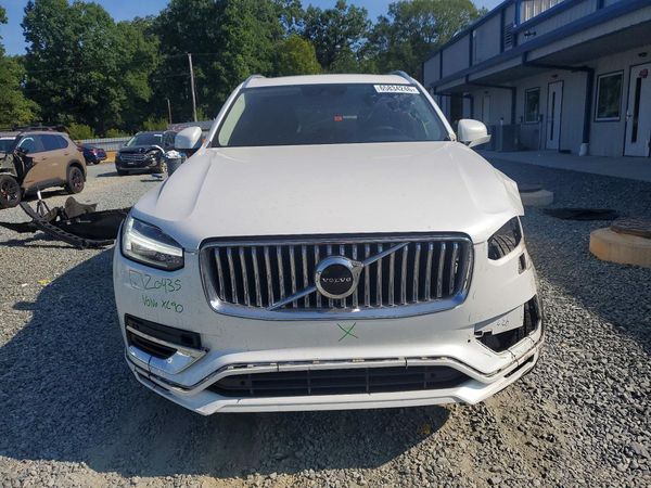 2021 VOLVO XC90 Momentum