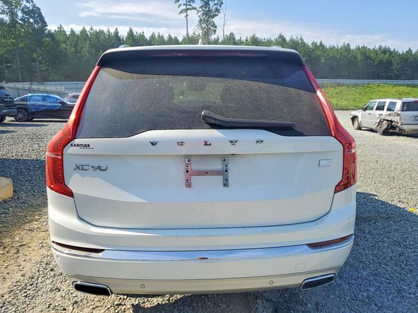 2021 VOLVO XC90 Momentum