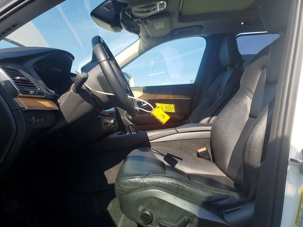 2021 VOLVO XC90 Momentum