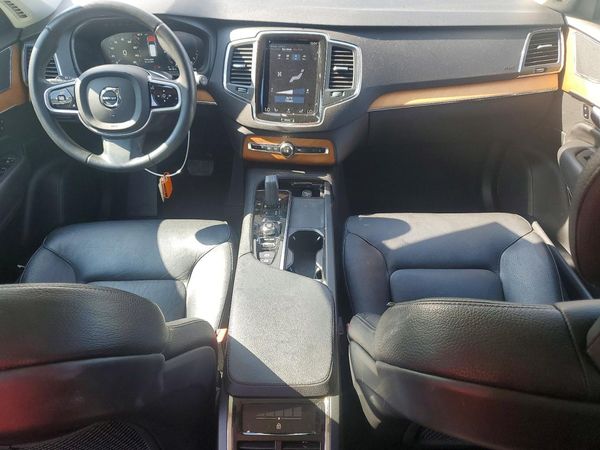 2021 VOLVO XC90 Momentum