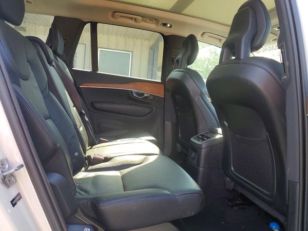 2021 VOLVO XC90 Momentum