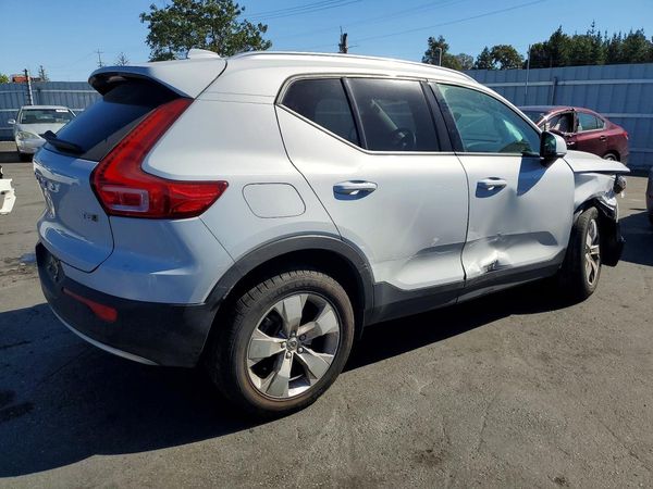 2020 VOLVO XC40