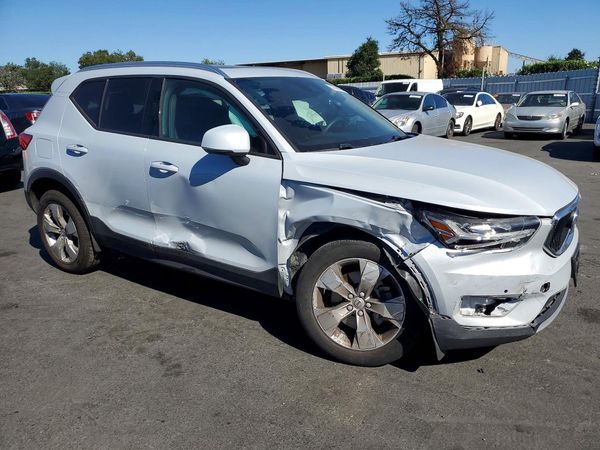 2020 VOLVO XC40