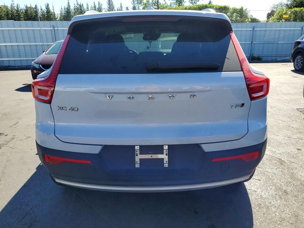 2020 VOLVO XC40