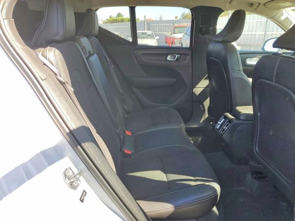2020 VOLVO XC40