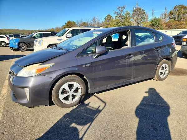 2015 TOYOTA PRIUS — Front 3/4