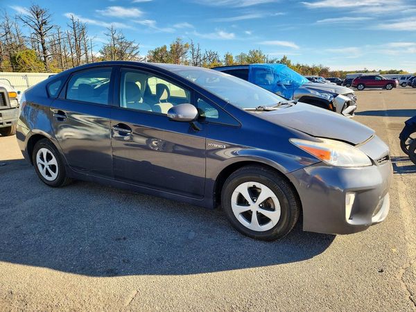 2015 TOYOTA PRIUS — Passenger 3/4