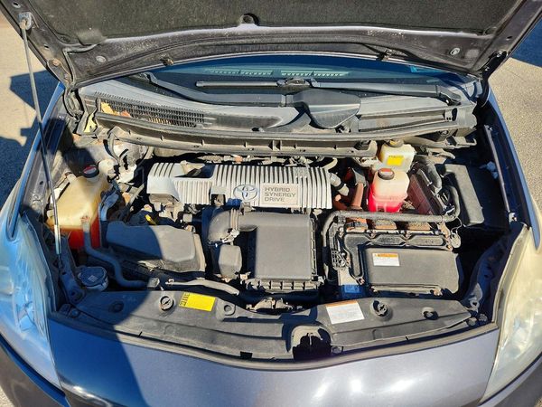 2015 TOYOTA PRIUS — Engine bay