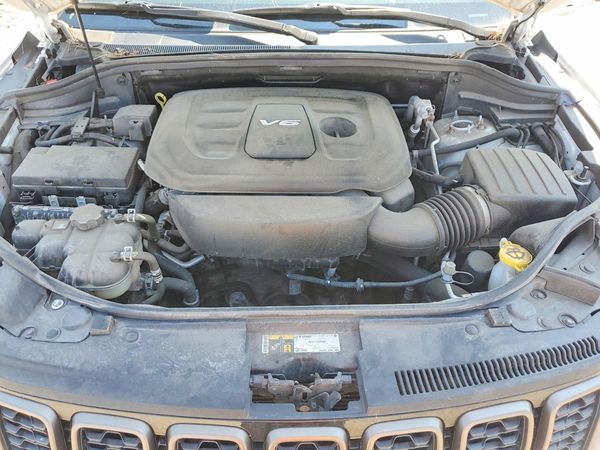 2016 JEEP GRAND CHEROKEE Limited — Engine bay