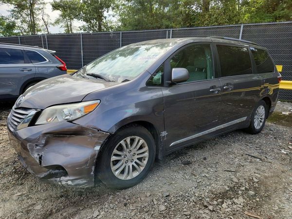 2017 TOYOTA SIENNA